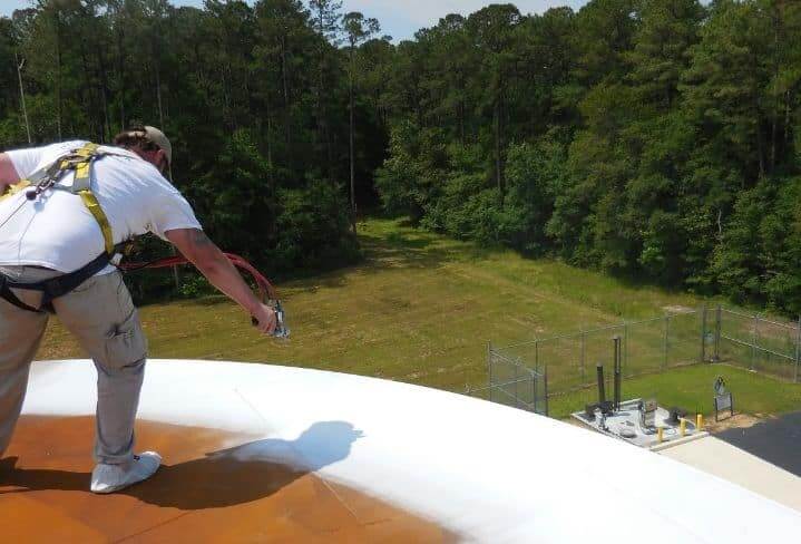 un señor revistiendo un tejado