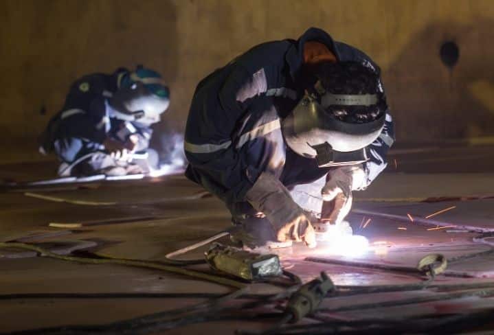 un señor revistiendo un tejado